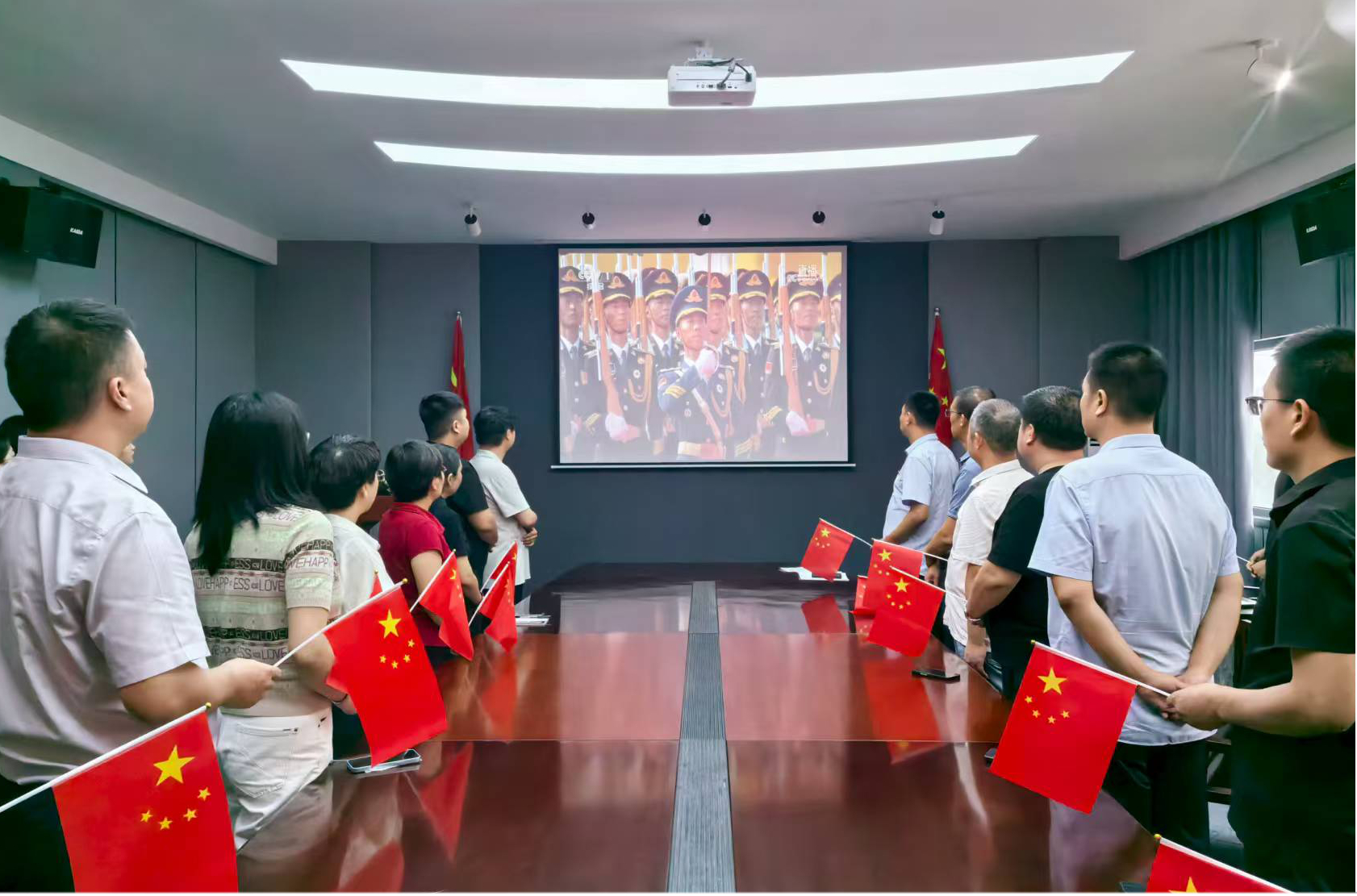 河南鴻宸建設(shè)有限公司組織觀看紀(jì)念中國人民抗日戰(zhàn)爭(zhēng)暨世界反法西斯戰(zhàn)爭(zhēng)勝利80周年大會(huì)及閱兵活動(dòng)